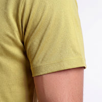 Camiseta Casual Malha Gola V – Mostarda