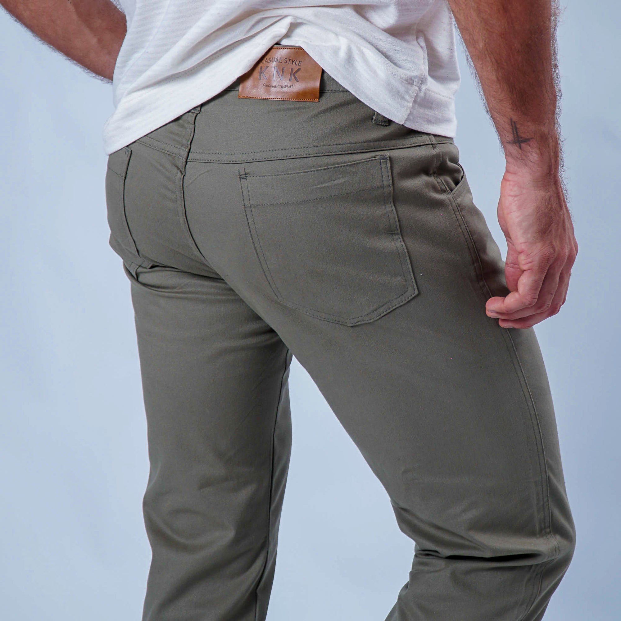 Calça Brim com Stretch e Bolso Chapado KNK