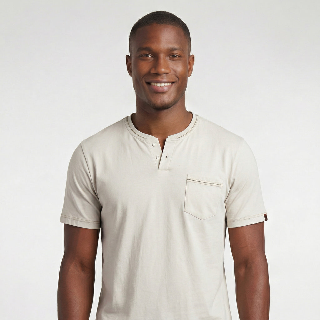 Camiseta com Gola Transpassada e Bolso