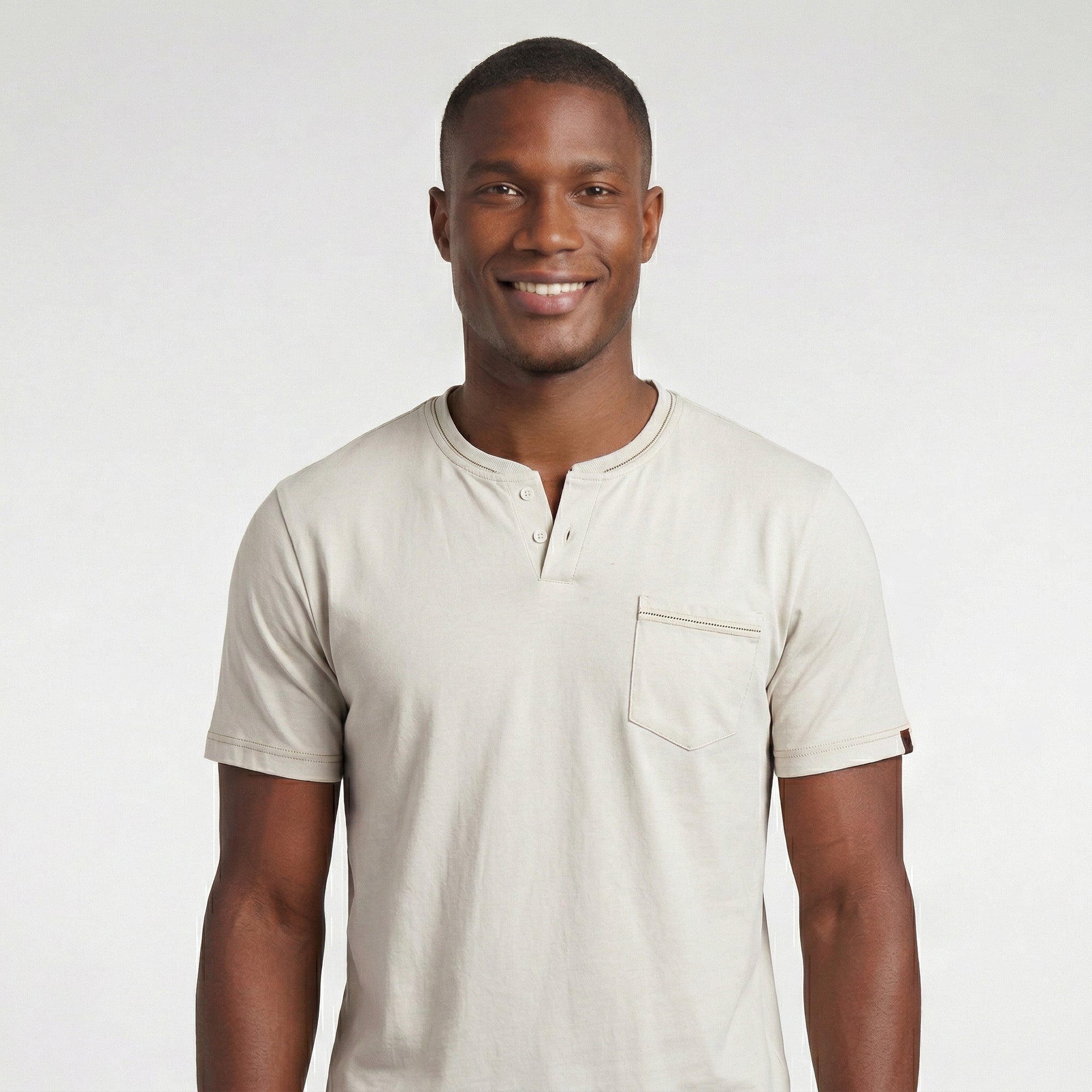 Camiseta com Gola Transpassada e Bolso
