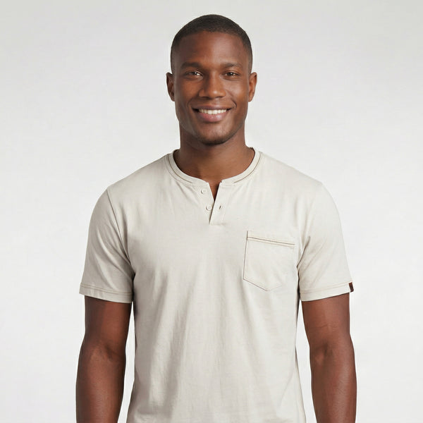 Camiseta com Gola Transpassada e Bolso