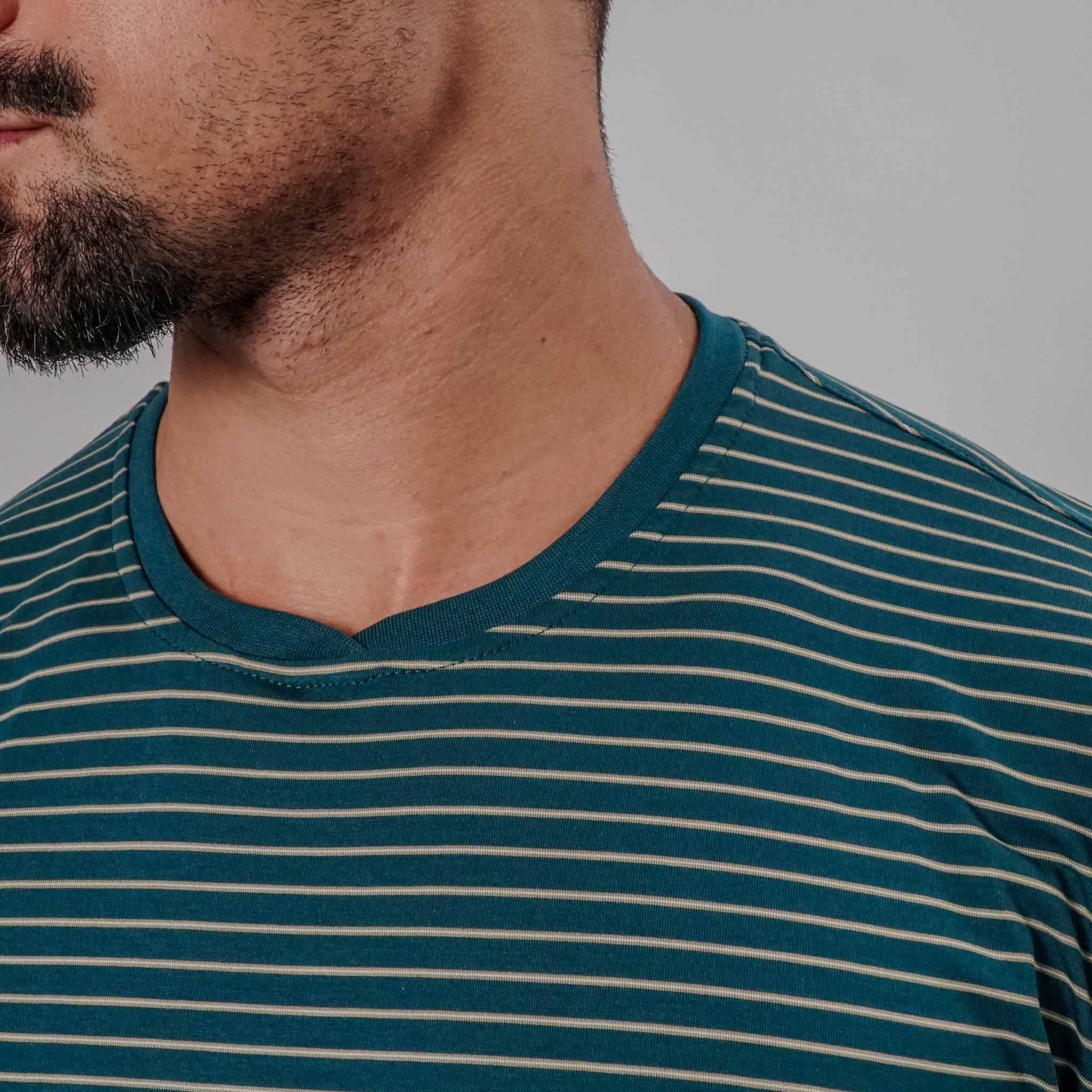 Camiseta Listrada com Gola Diferenciada KNK