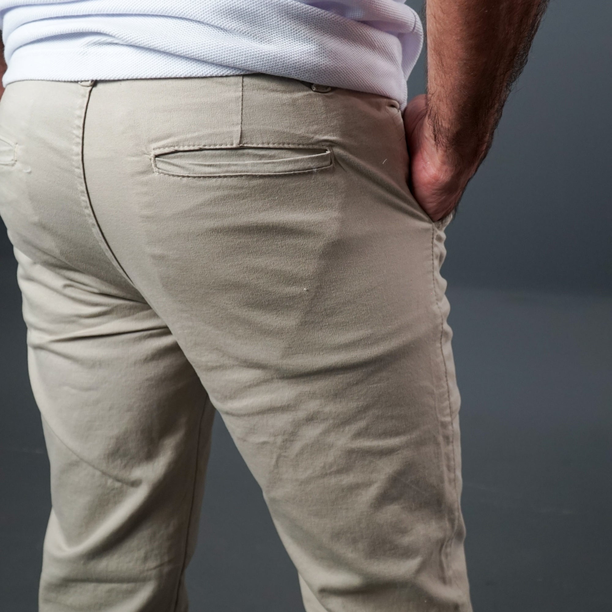 Calça Brim com Stretch e Bolso Chapado KNK