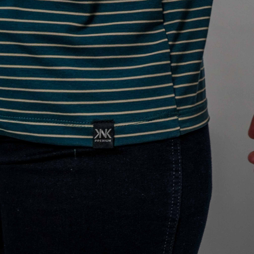 Camiseta Listrada com Gola Diferenciada KNK