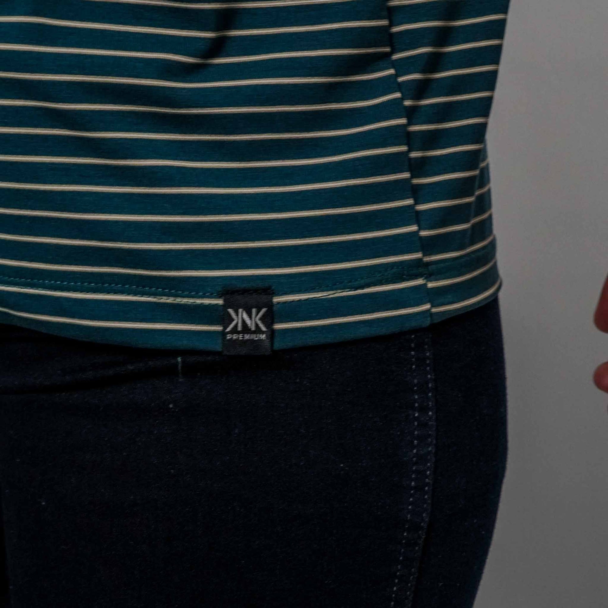 Camiseta Listrada com Gola Diferenciada KNK