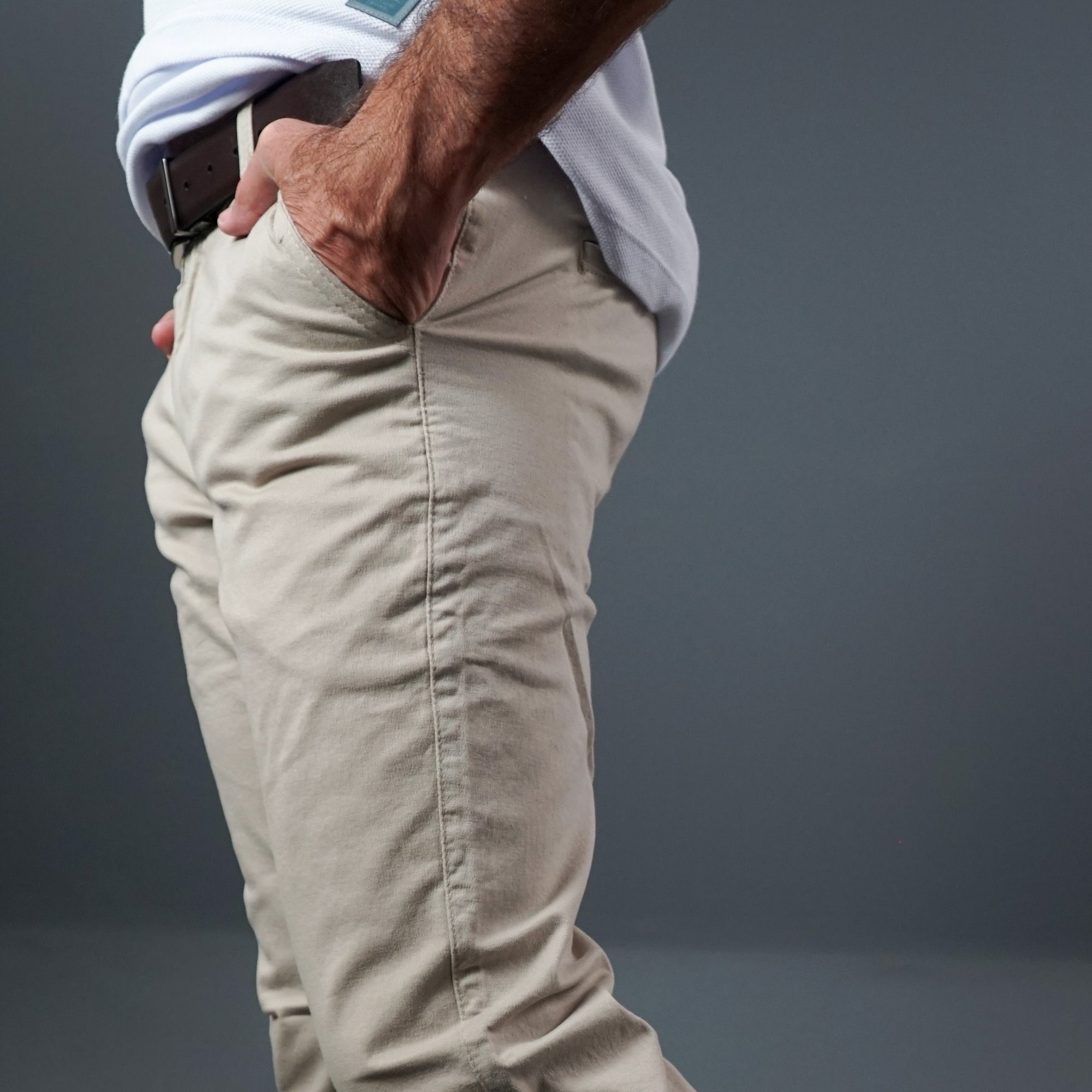 Calça Brim com Stretch e Bolso Chapado KNK