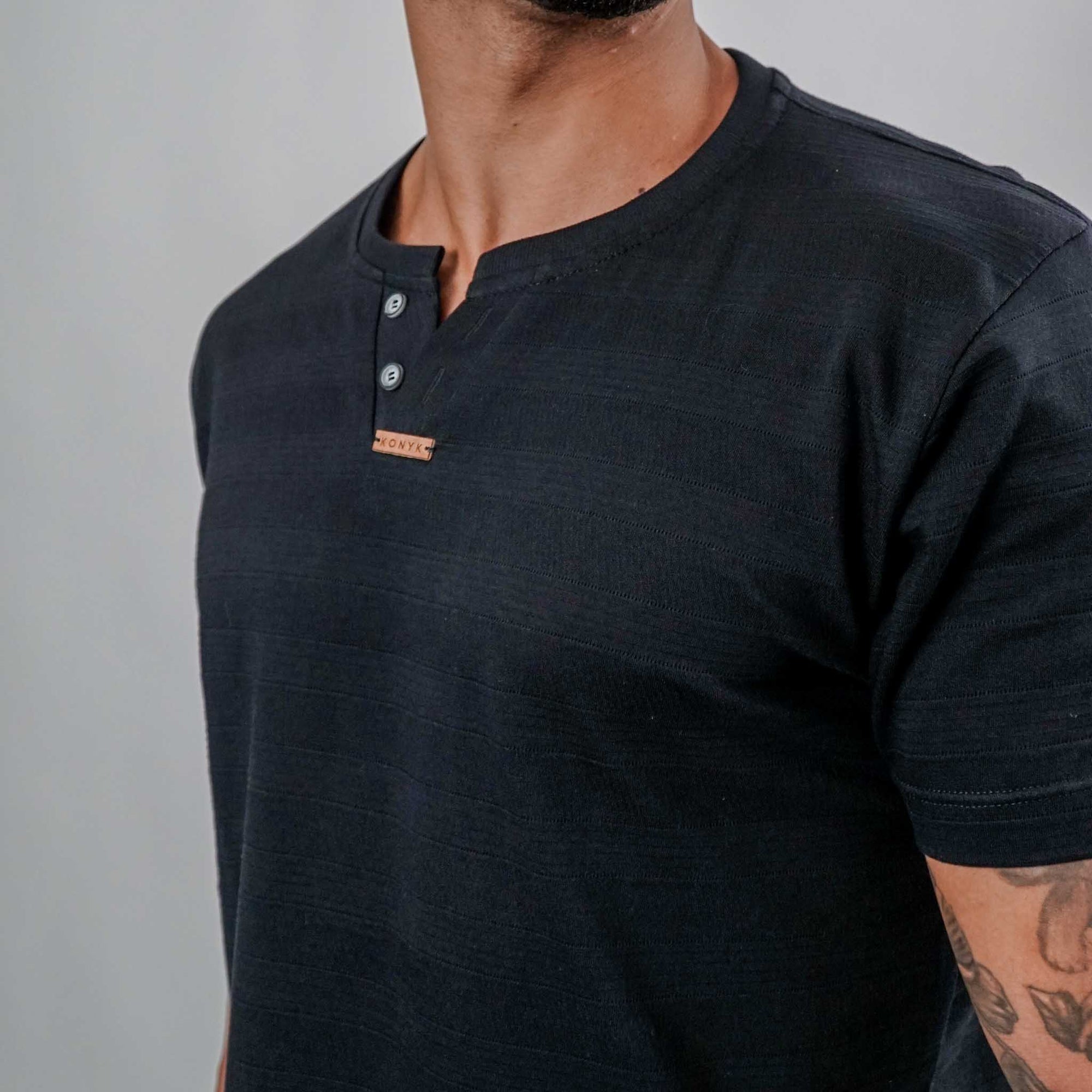 Camiseta de Algodão com Gola Transpassada