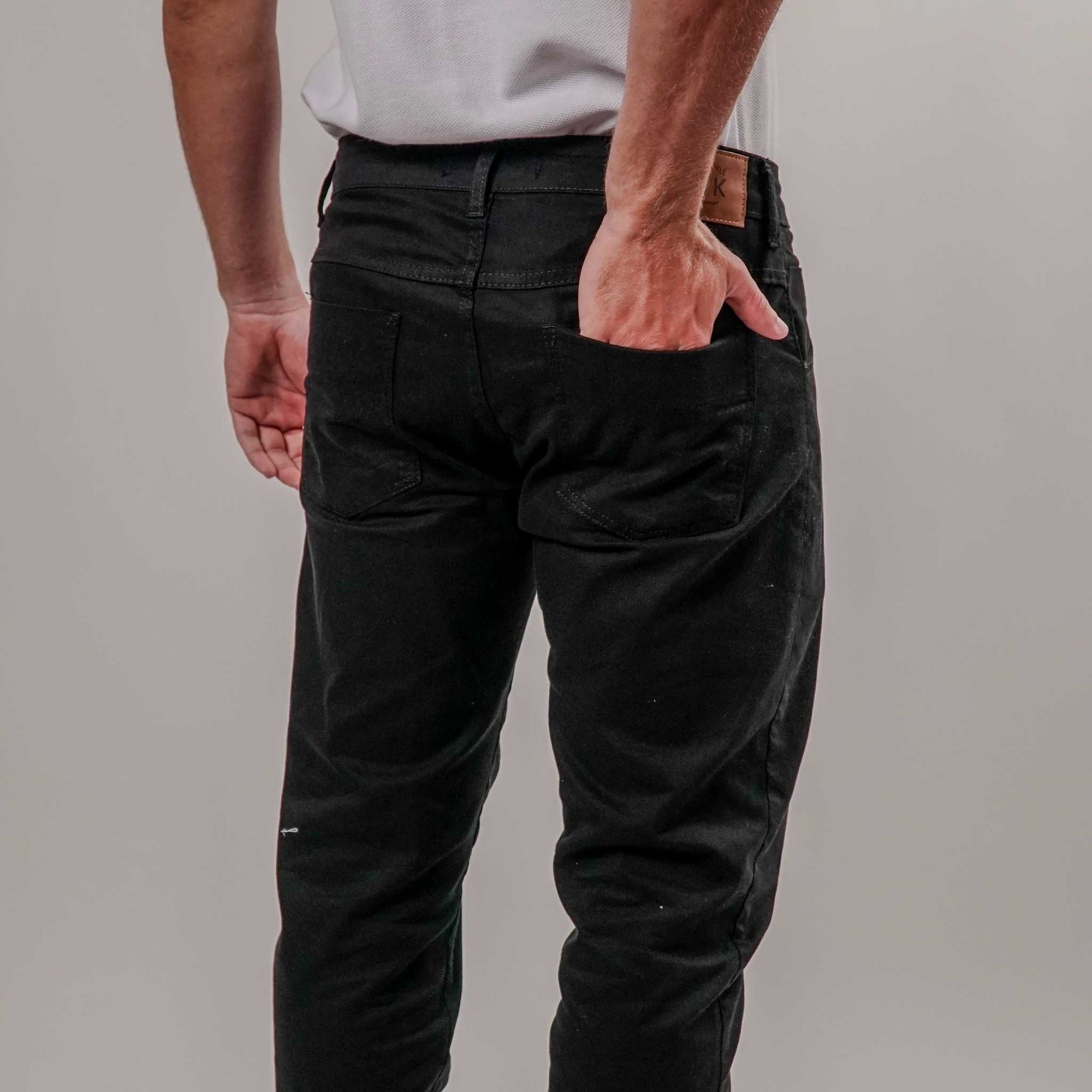 Calça Brim com Stretch e Bolso Chapado KNK