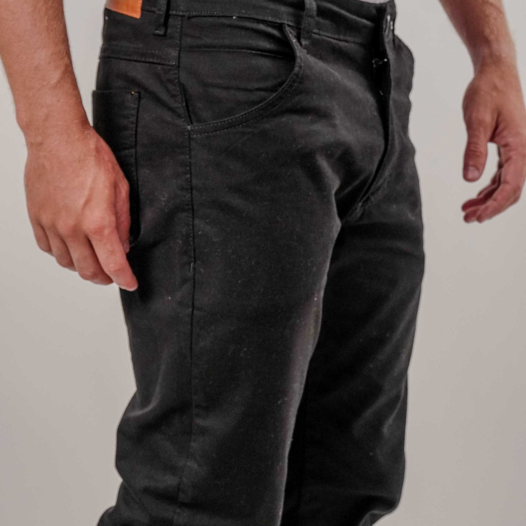Calça Brim com Stretch e Bolso Chapado KNK