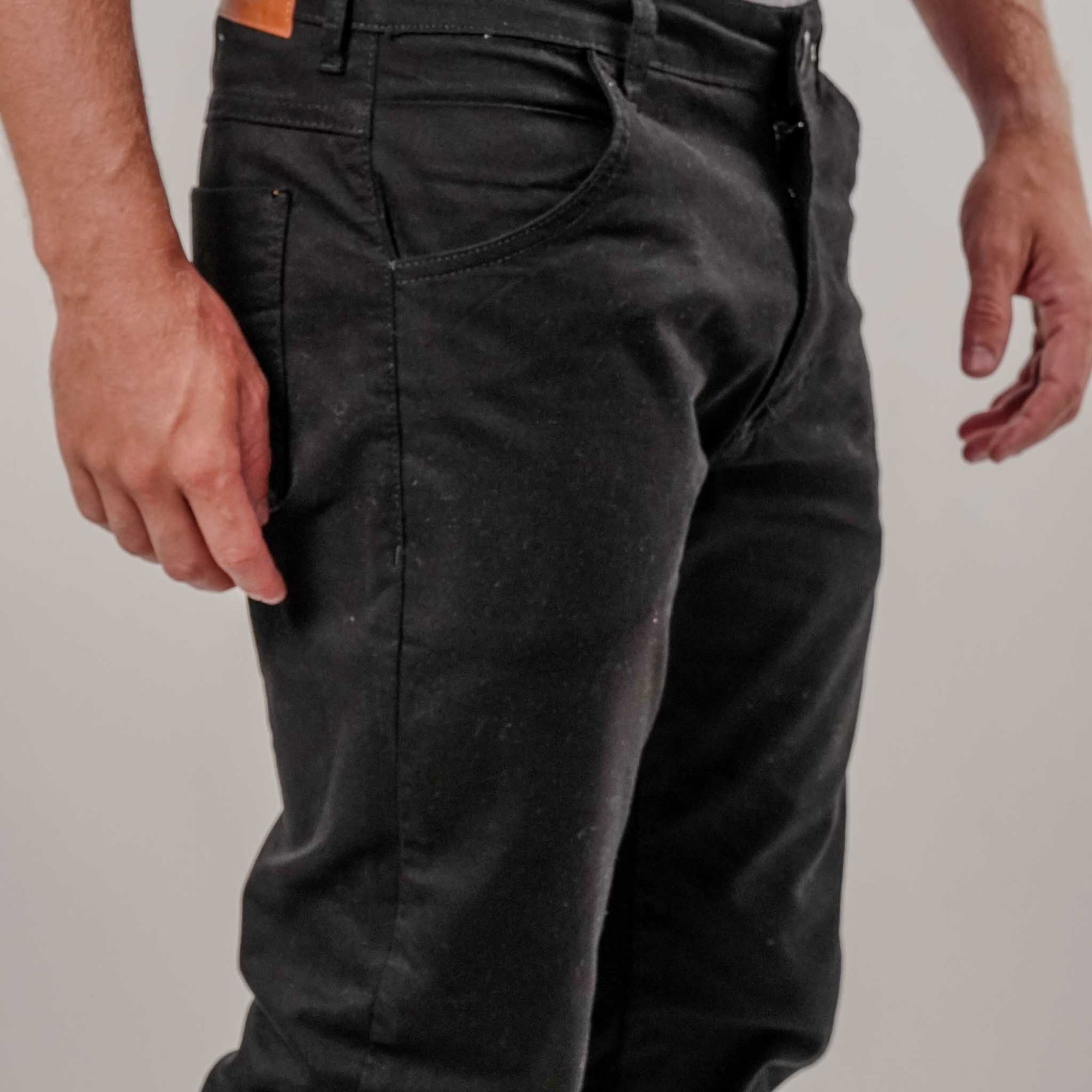 Calça Brim com Stretch e Bolso Chapado KNK