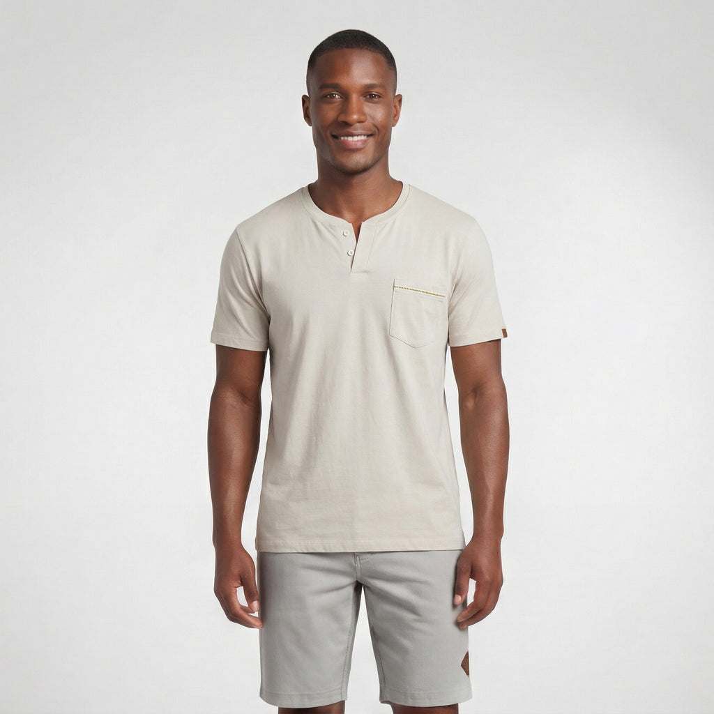 Camiseta com Gola Transpassada e Bolso