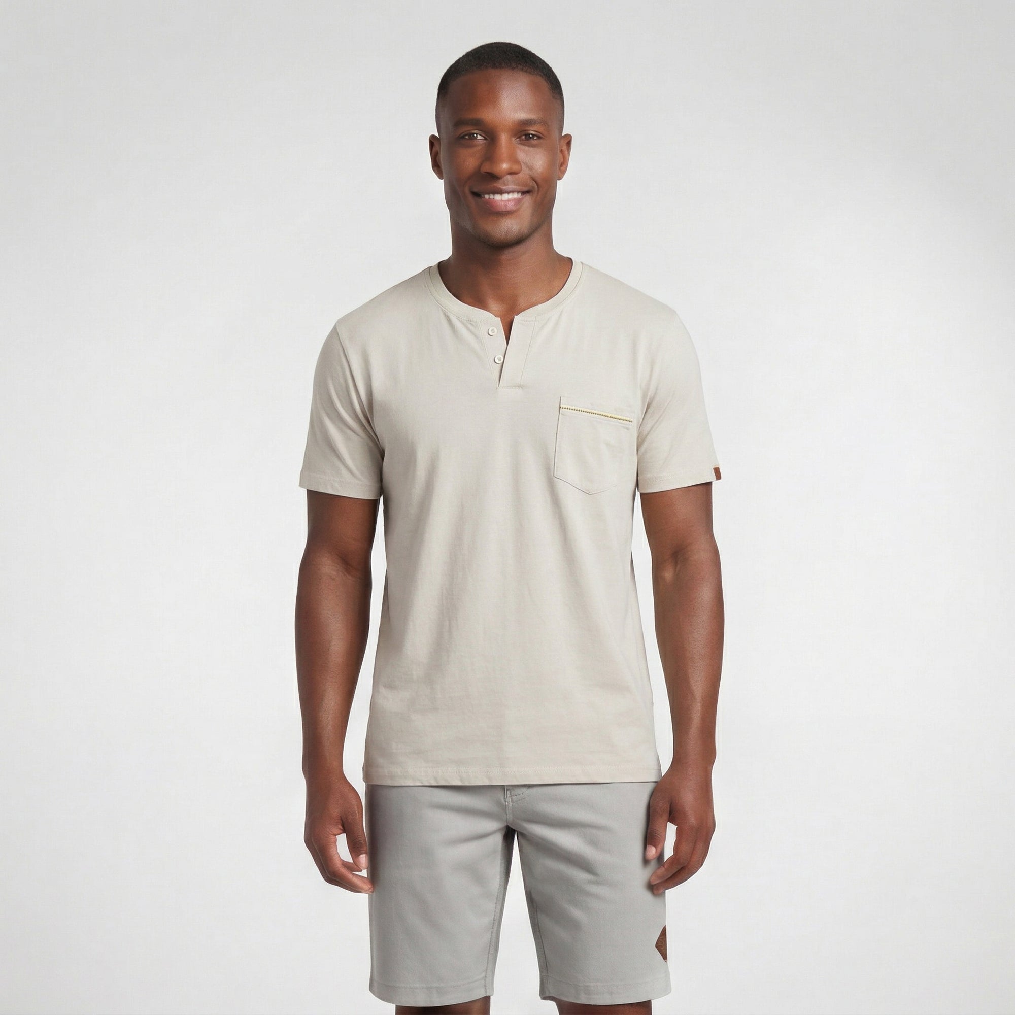 Camiseta com Gola Transpassada e Bolso
