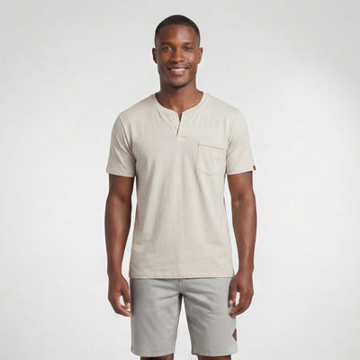 Camiseta com Gola Transpassada e Bolso