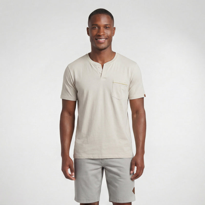 Camiseta com Gola Transpassada e Bolso